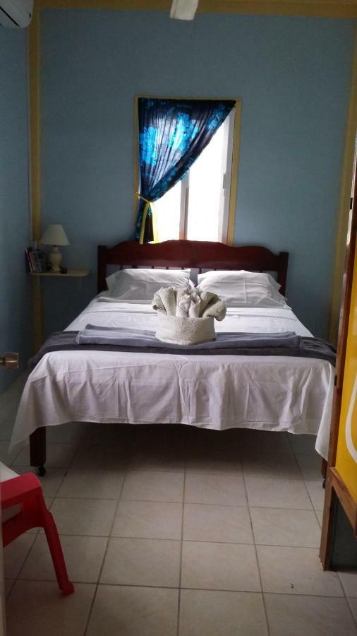 Chapito's Apartment 2 Caye Caulker Buitenkant foto